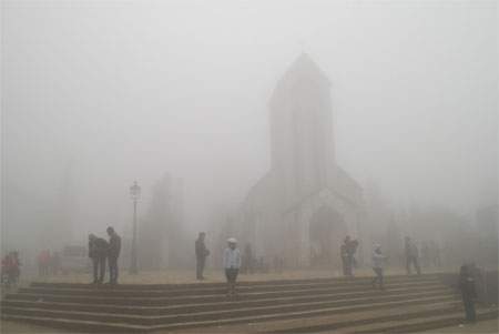 Sương[-]mù[-]dày[-]đặc[-]bao[-]phủ[-]nhà[-]thờ[-]đá[-]cổ[-]Sa[-]Pa